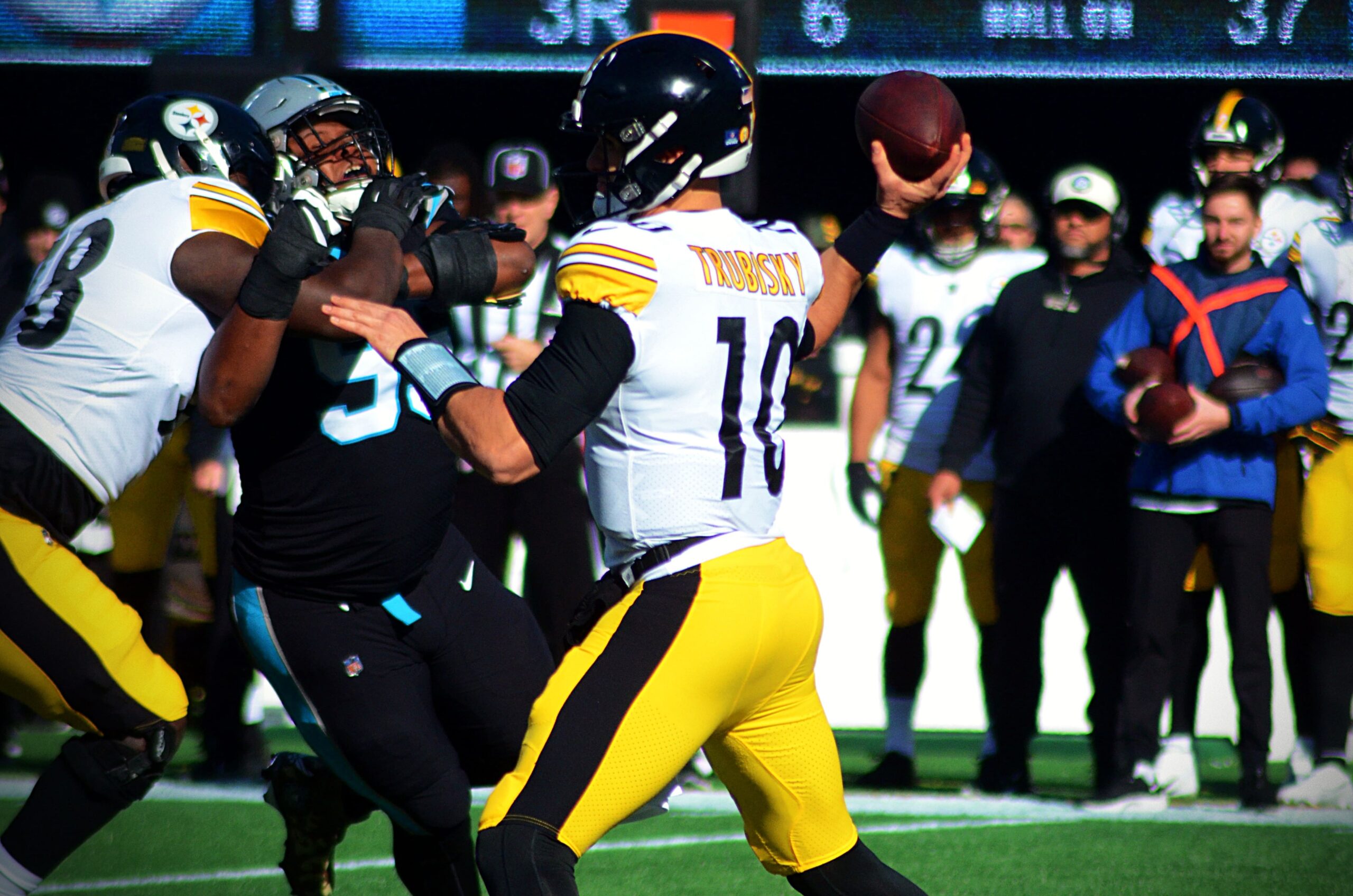 Mitch Trubisky throws a pass as the Steelers played against the Carolina Panthers on Sunday, Dec. 18, 2022 at Bank of America Stadium in Charlotte. (Mitchell Northam / Steelers Now)