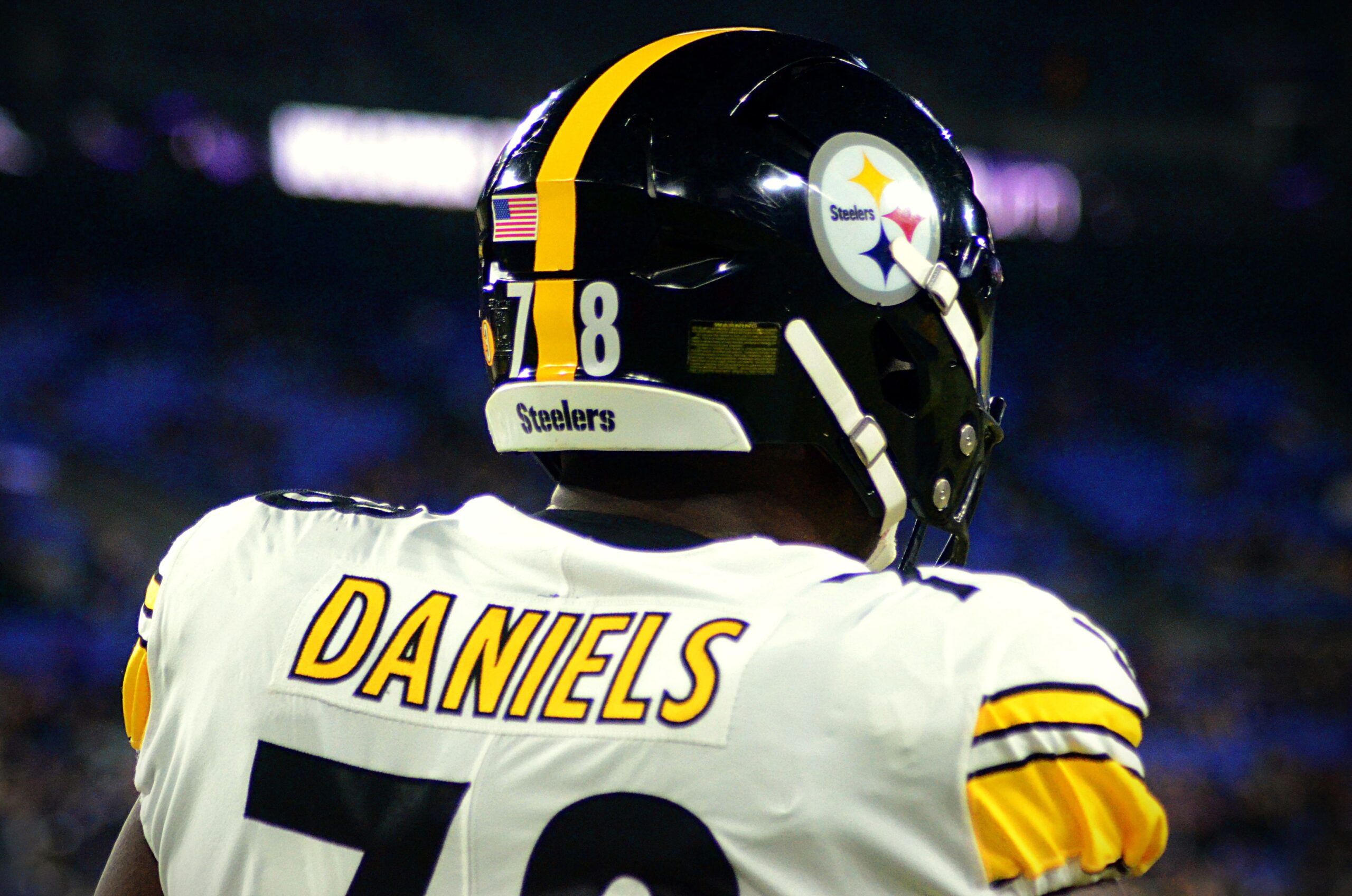 James Daniels warms up ahead of Steelers vs. Ravens on Jan. 1, 2023 in Baltimore. (Mitchell Northam / Steelers Now)