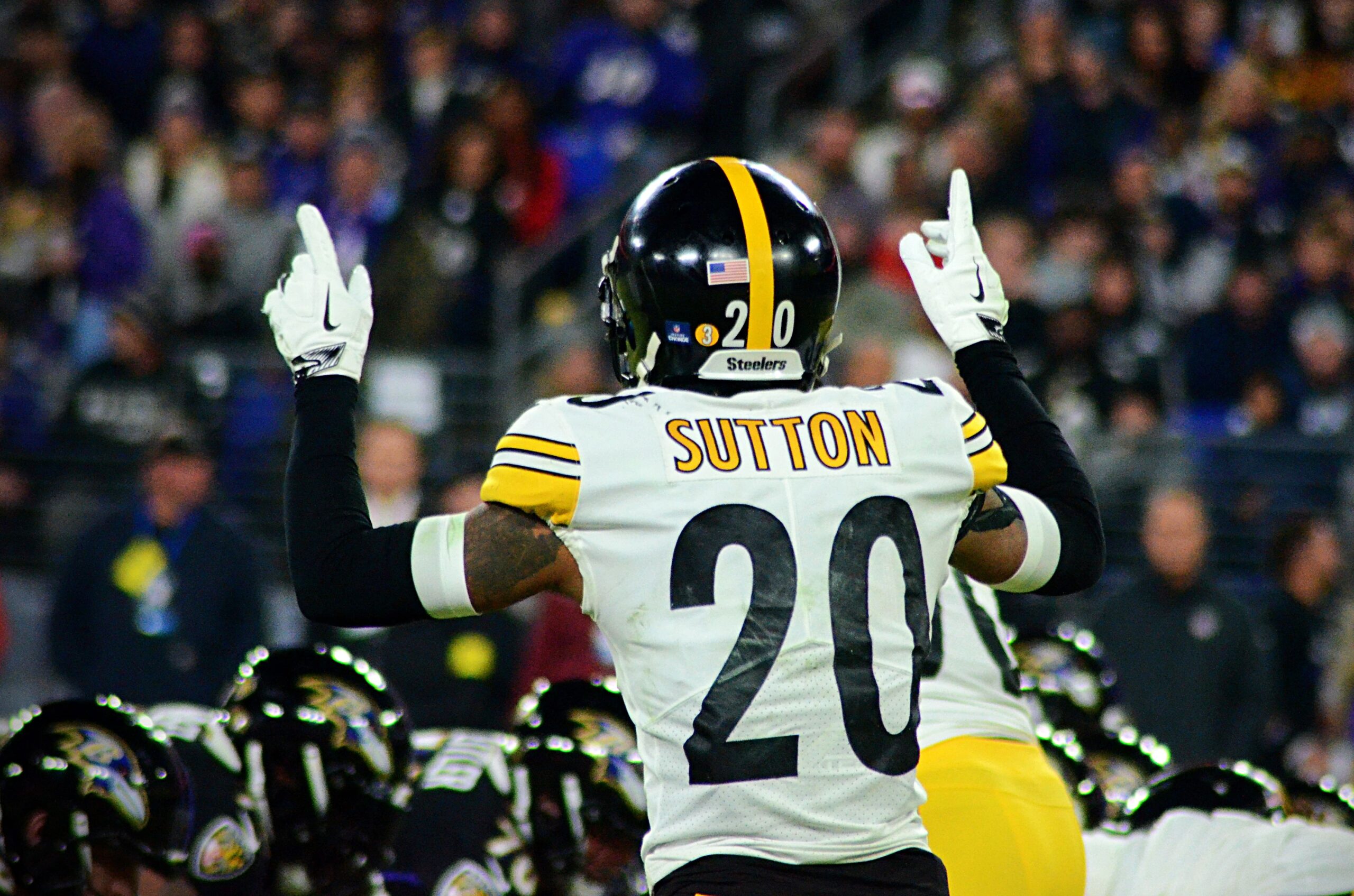 Cameron Sutton signals to his teammates as the Steelers face the Ravens on Jan. 1, 2022 in Baltimore. (Mitchell Northam / Steelers Now)