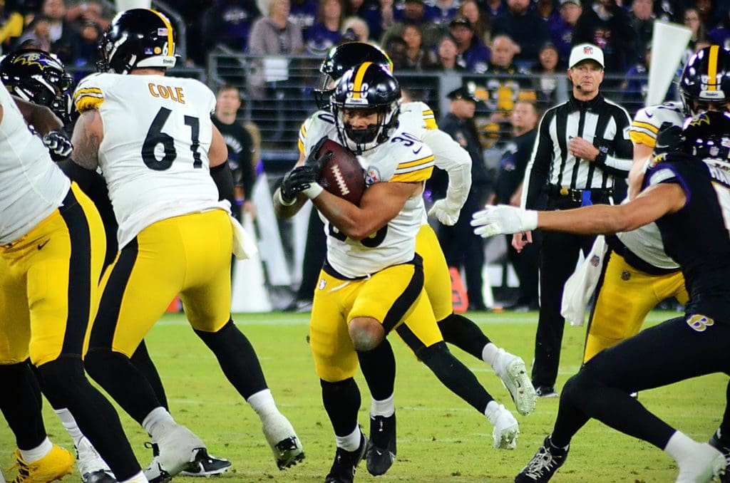 Jaylen Warren looks for space as the Steelers face the Ravens on Jan. 1, 2022 in Baltimore. (Mitchell Northam / Steelers Now)