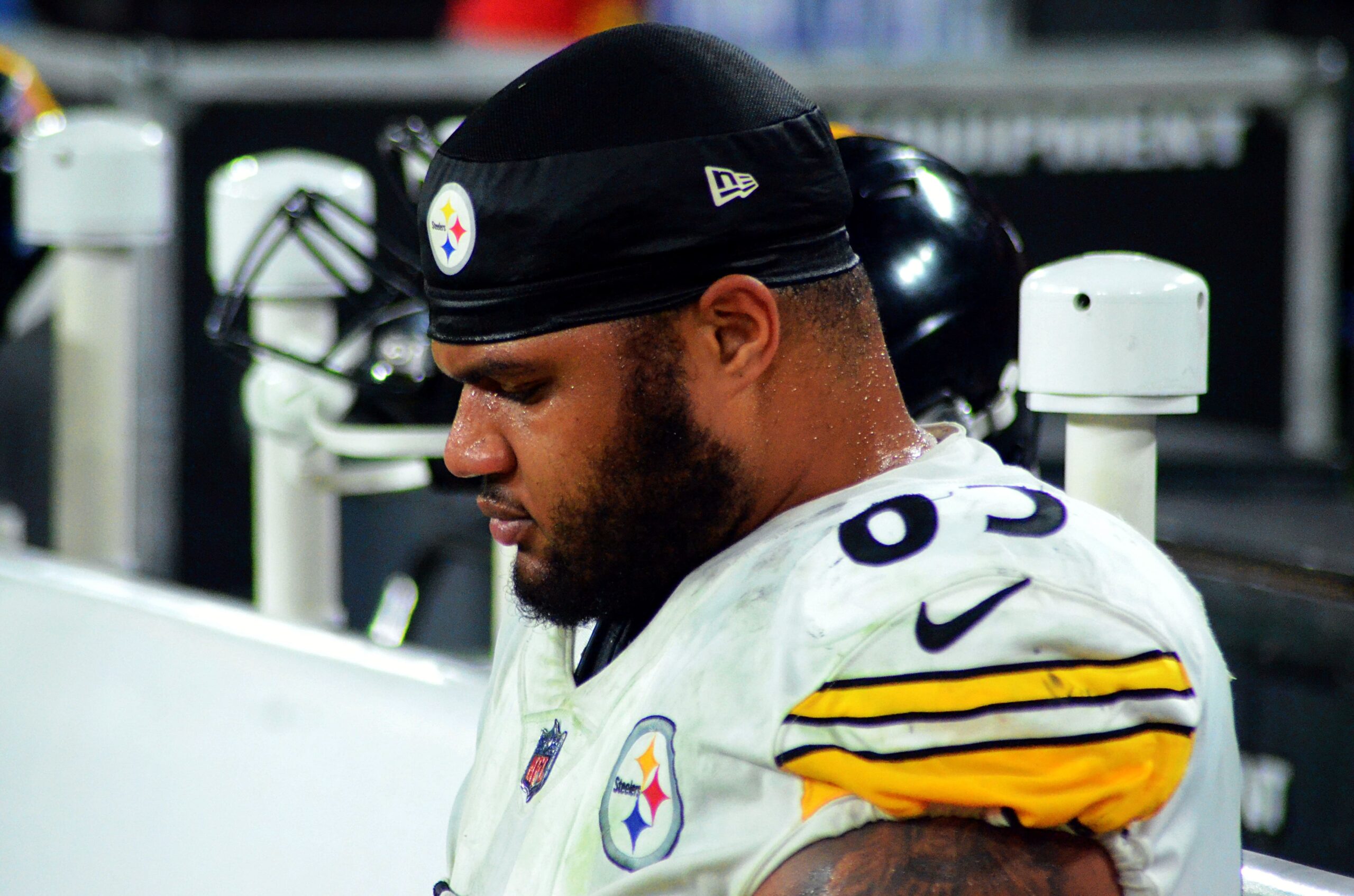 Dan Moore Jr. looks on as the Steelers face the Ravens on Jan. 1, 2022 in Baltimore. (Mitchell Northam / Steelers Now)