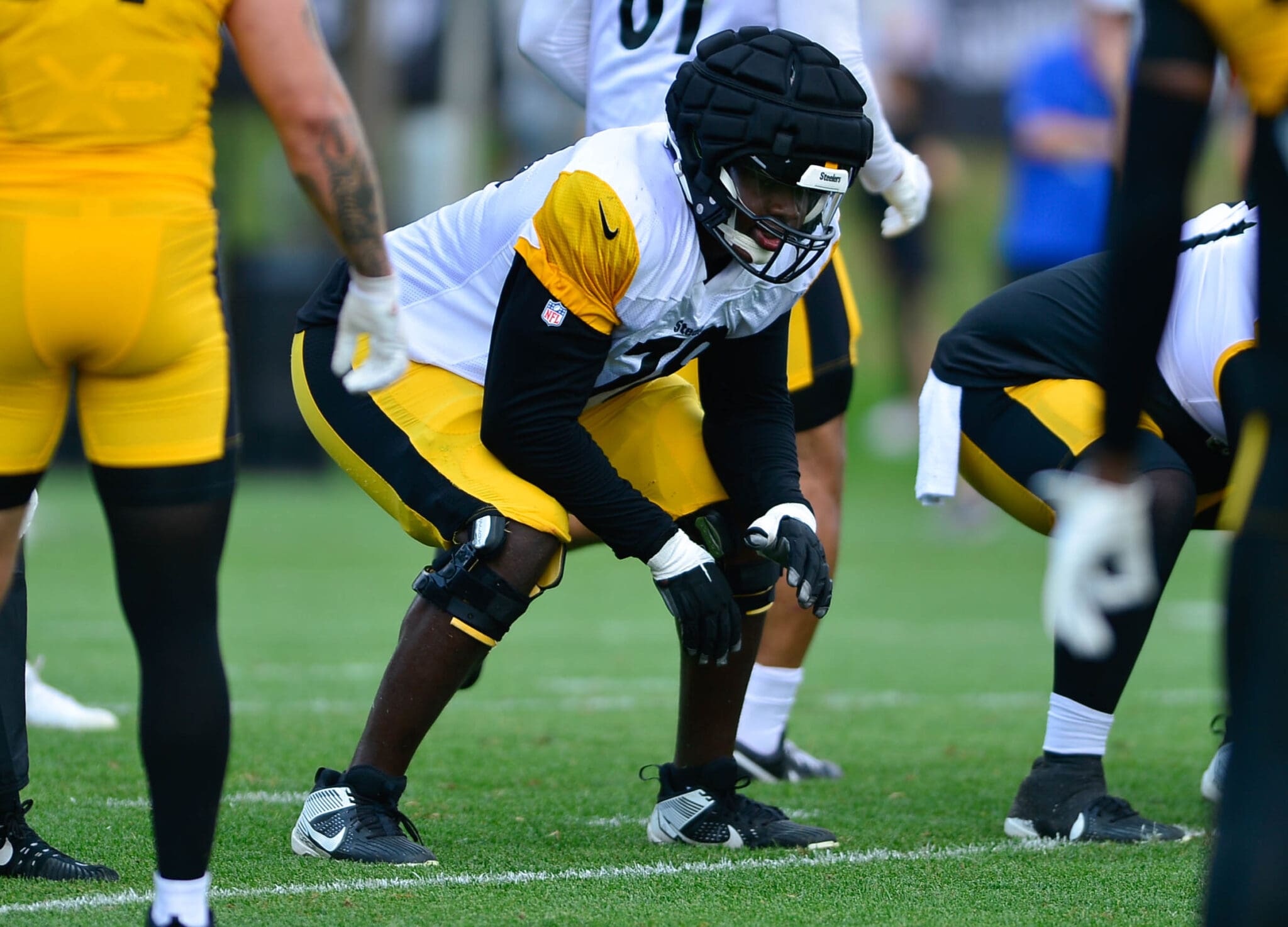 James Daniels First Steeler to Wear Guardian Cap During a Game