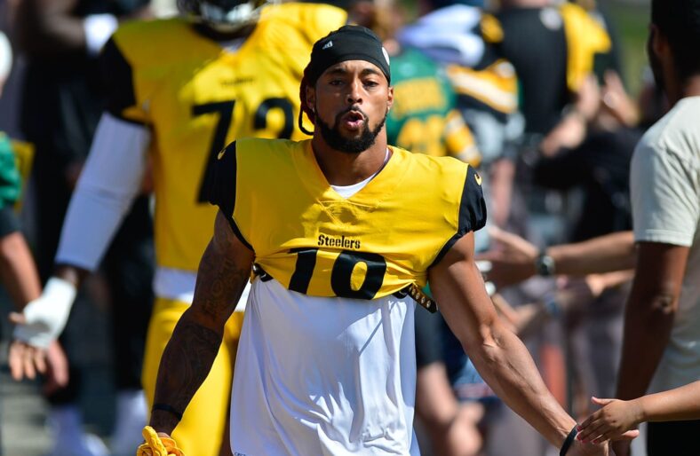 Steelers cornerback Anthony Averett