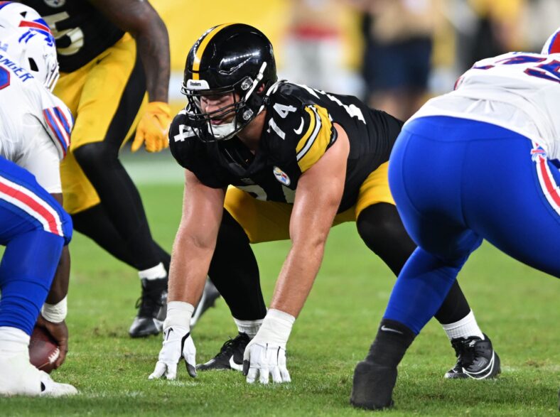 Steelers defensive lineman Logan Lee