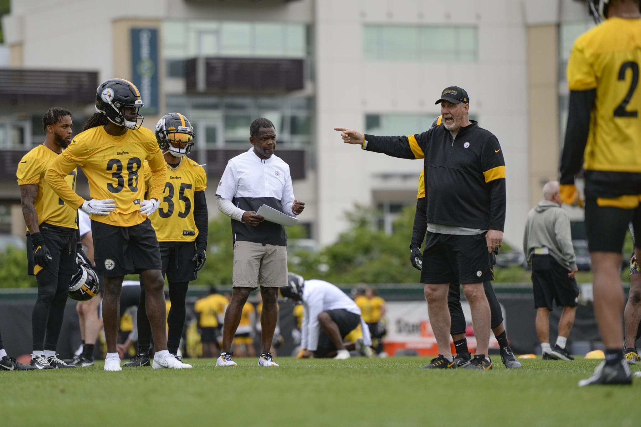 Steelers defensive coordinator Keith Butler retires