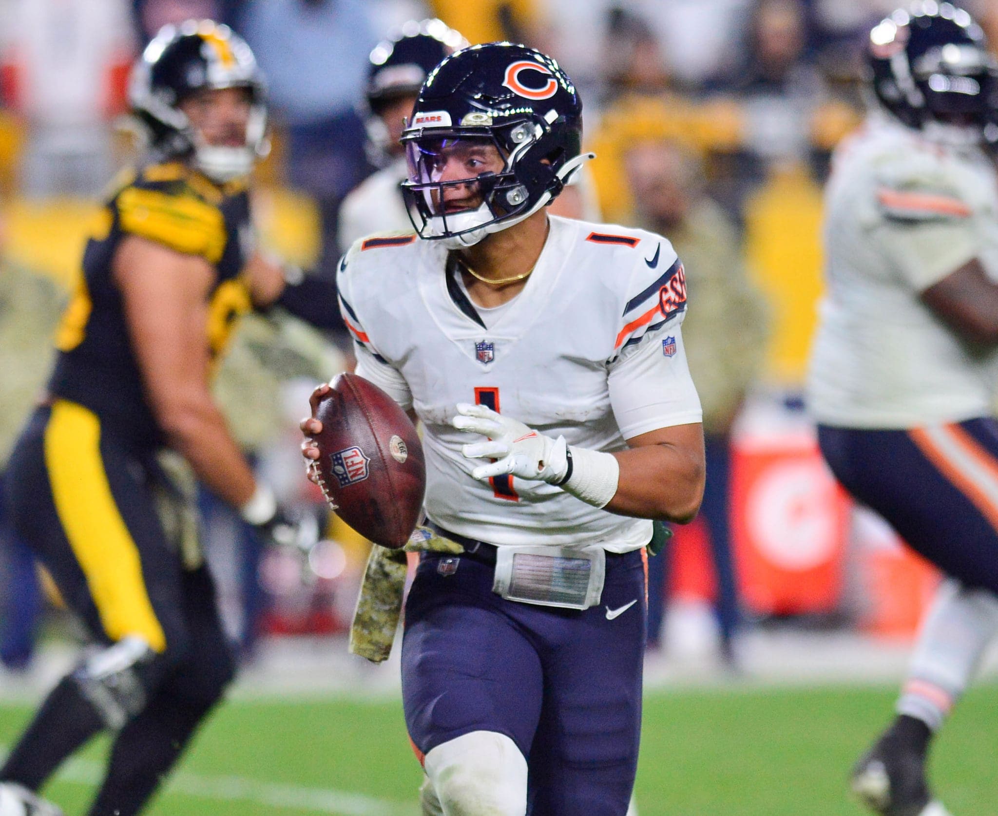 Justin Fields shines late in Bears' loss to Steelers