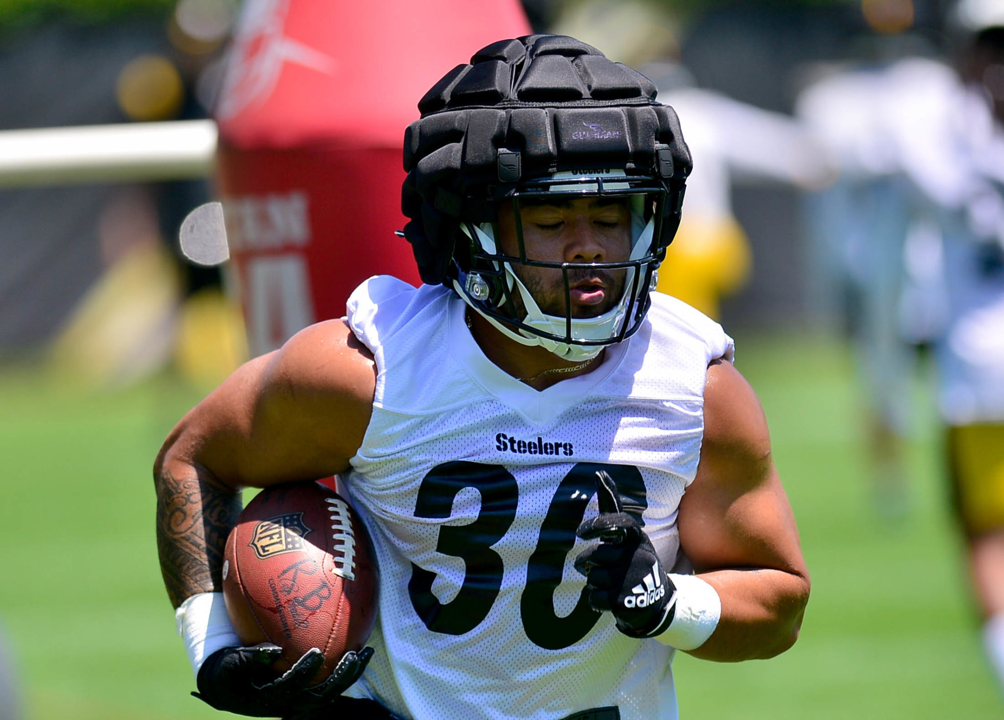 Pittsburgh Steelers running back Jaylen Warren (30) gets past New