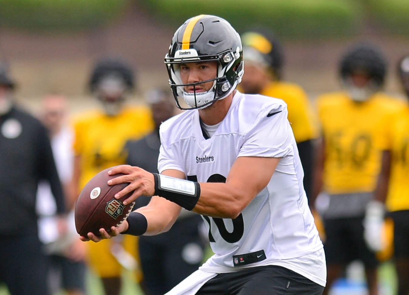 Steelers' Mitch Trubisky balances taking chances downfield with avoiding  risk