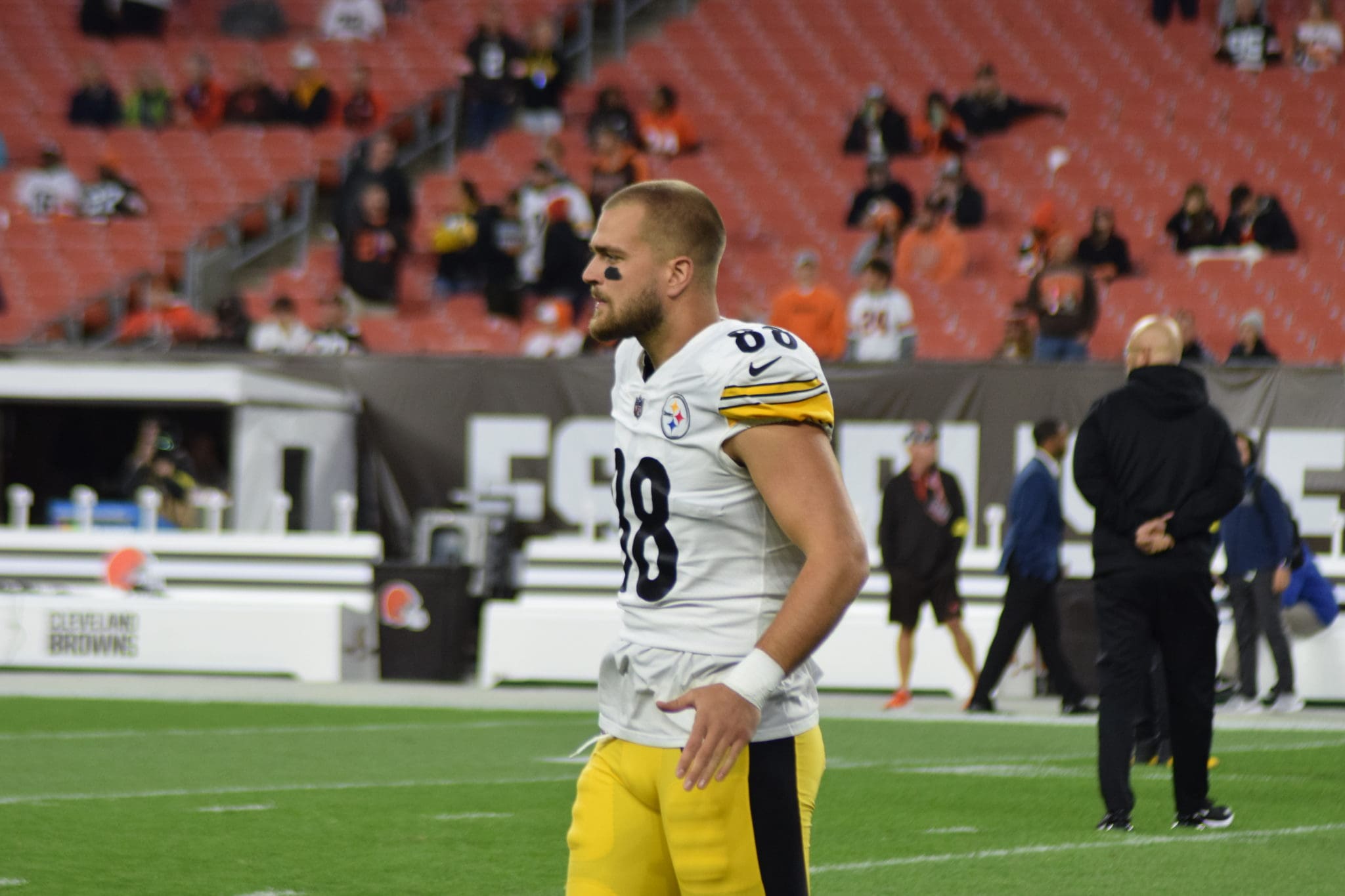 Steelers TE Pat Freiermuth headed to the locker room with injury