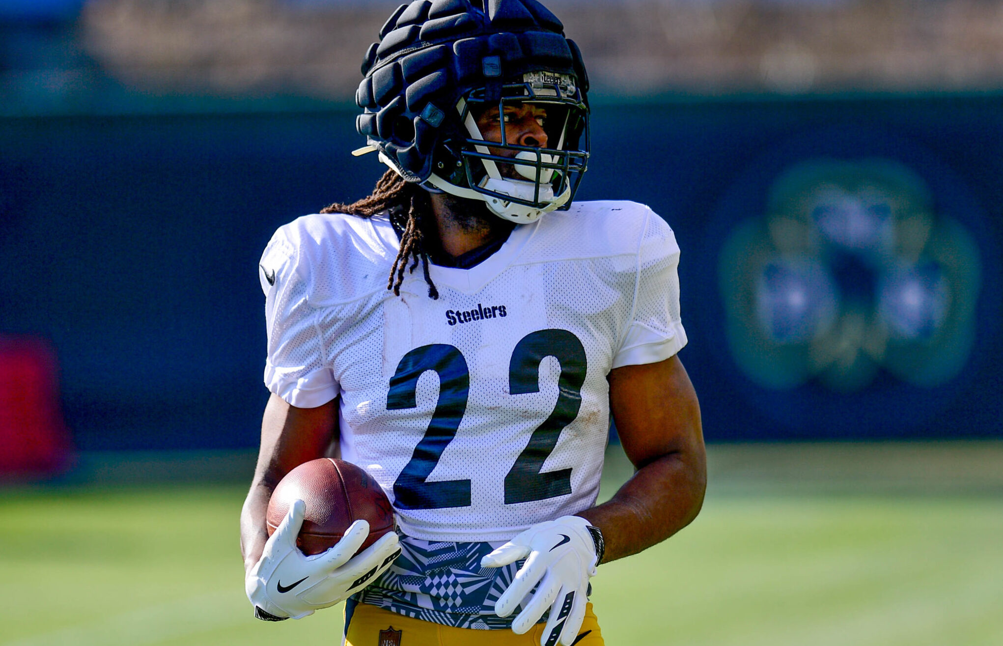 Najee Harris to Keep No. 22 with Steelers