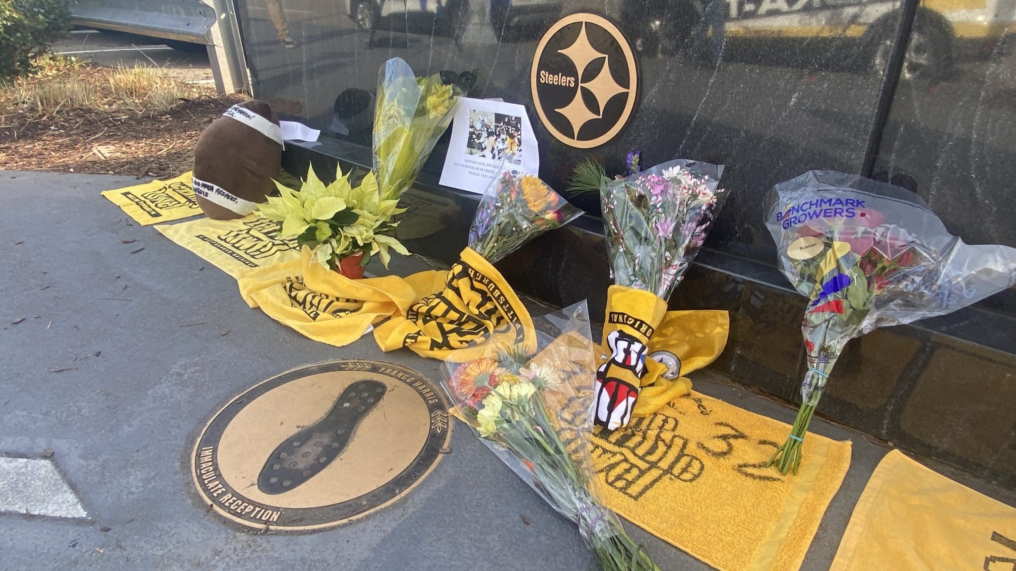 Airport's statue of Pittsburgh Steeler Franco Harris now impromptu memorial  - The Points Guy