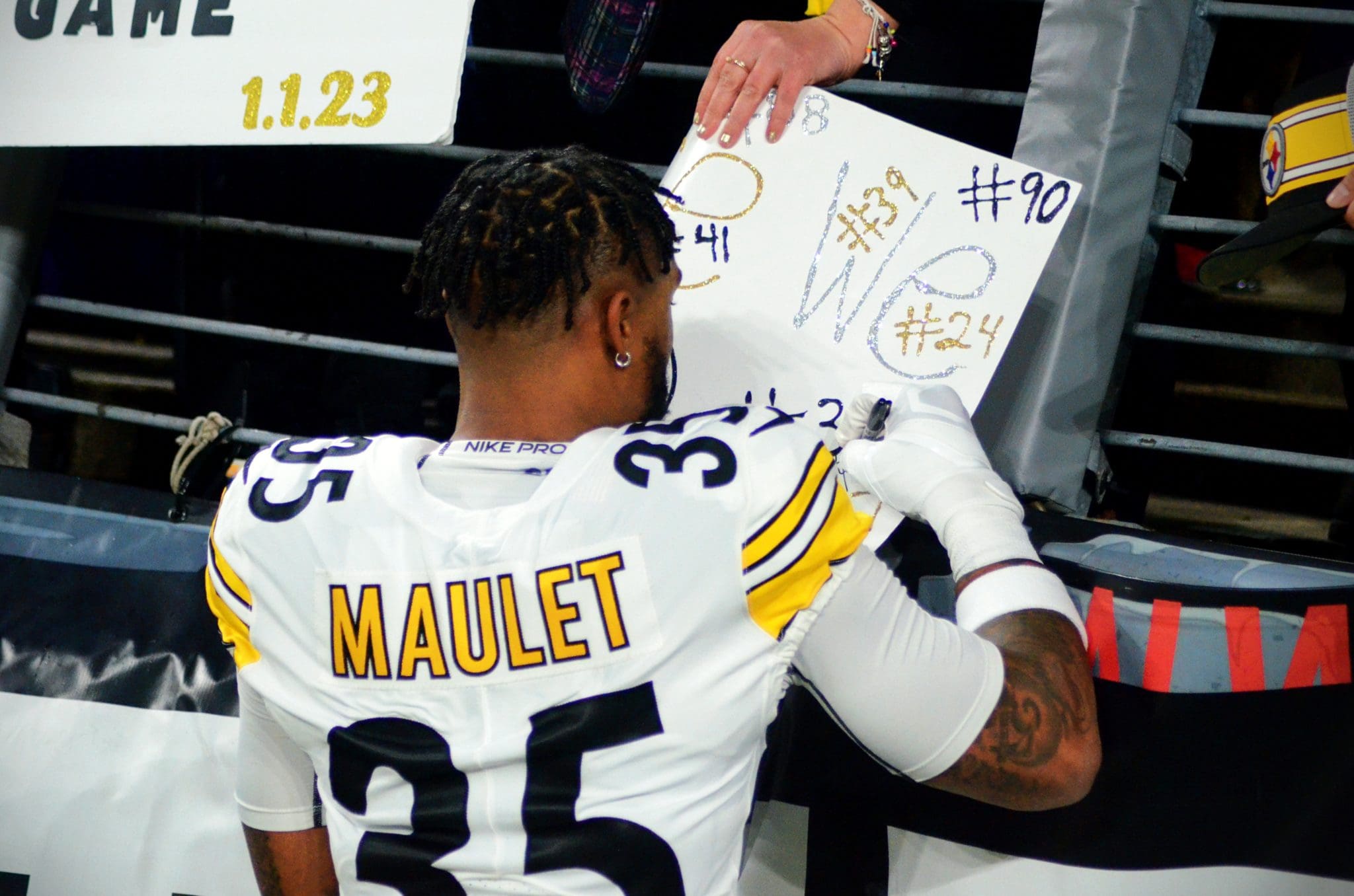 Steelers Arthur Maulet signs autographs ahead of Steelers vs. Ravens on Jan. 1, 2023 in Baltimore. (Mitchell Northam / Steelers Now)
