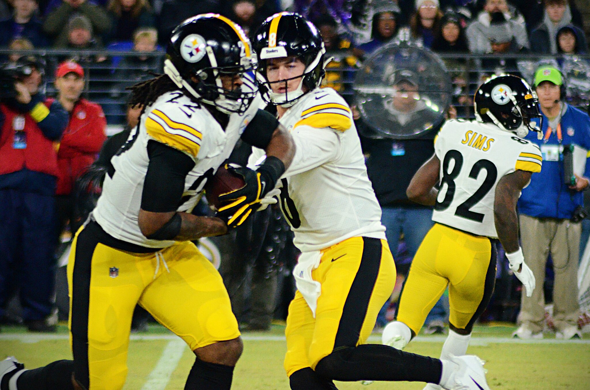 Steelers Kenny Pickett hands off to Najee Harris as the Steelers face the Ravens on Jan. 1, 2022 in Baltimore. (Mitchell Northam / Steelers Now)
