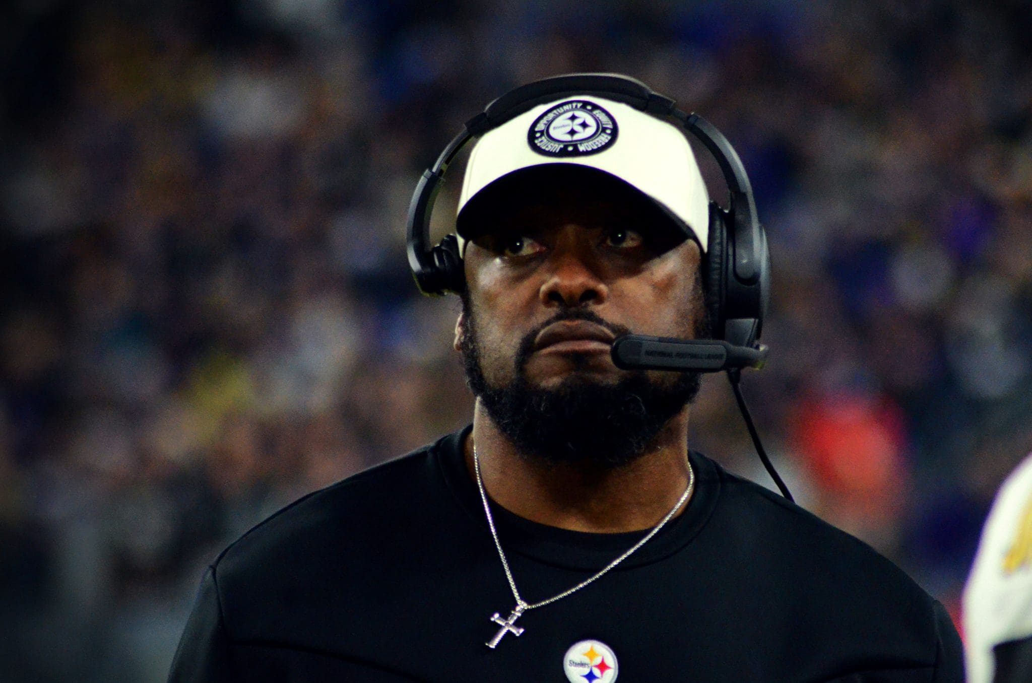 steelers playoff Mike Tomlin looks on as the Steelers face the Ravens on Jan. 1, 2022 in Baltimore. (Mitchell Northam / Steelers Now)