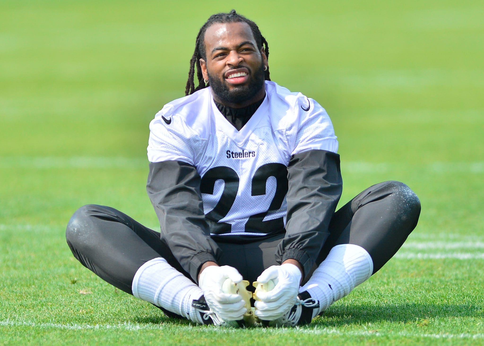 Steelers RB Najee Harris throws out Pirates first pitch