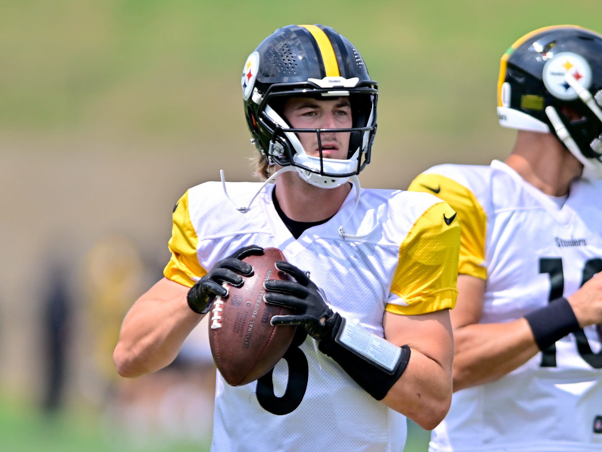 Pittsburgh Steelers quarterback Kenny Pickett (8) warms up before an NFL  football game against the Tampa Bay Buccaneers in Pittsburgh, Sunday, Oct.  16, 2022. (AP Photo/Barry Reeger Stock Photo - Alamy