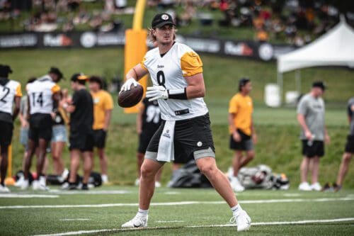 Pittsburgh Steelers quarterback Kenny Pickett (8) warms up before an NFL  football game against the Tampa Bay Buccaneers in Pittsburgh, Sunday, Oct.  16, 2022. (AP Photo/Barry Reeger Stock Photo - Alamy