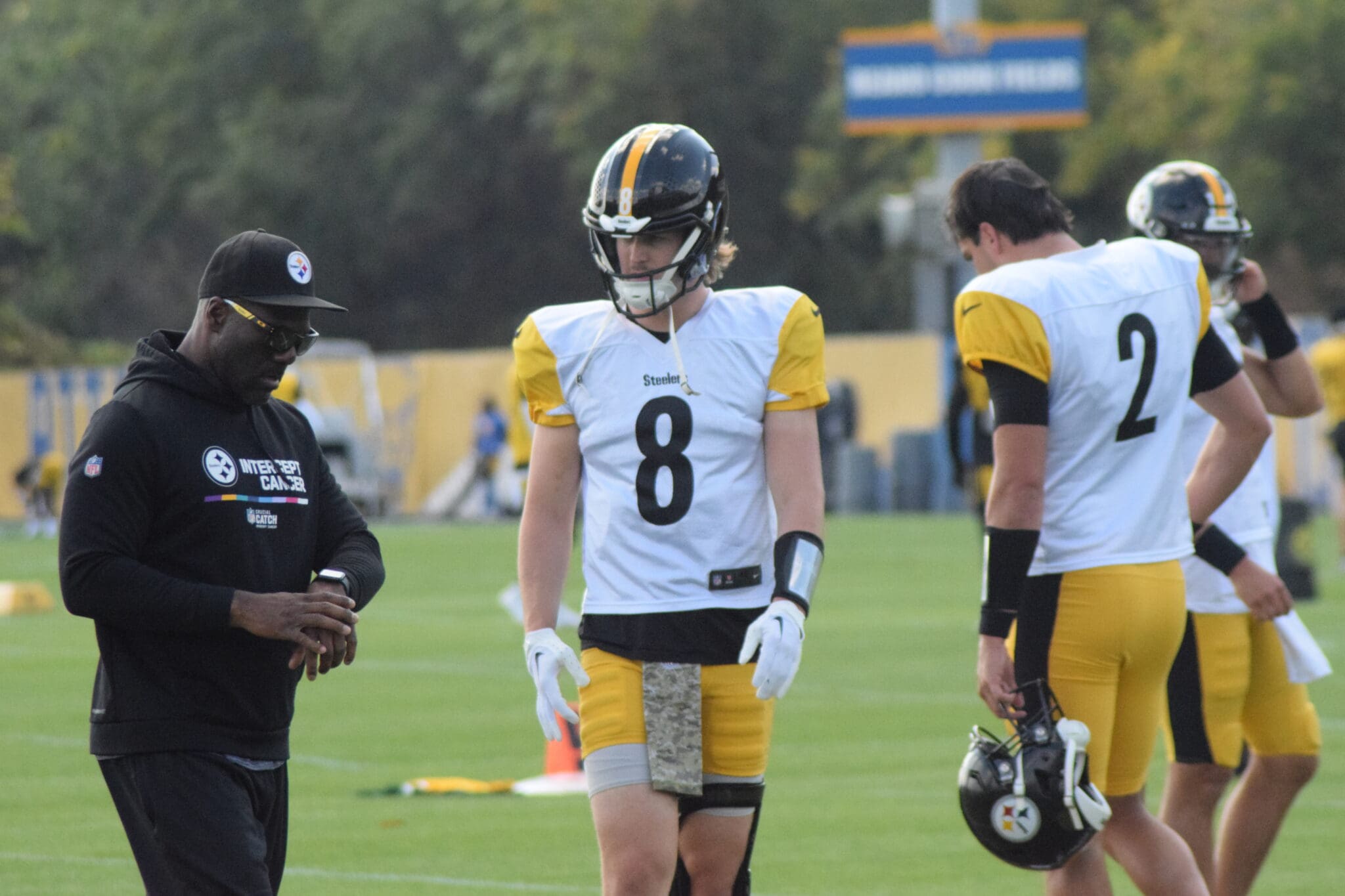 Steelers QB Kenny Pickett leaves game vs Ravens with injury